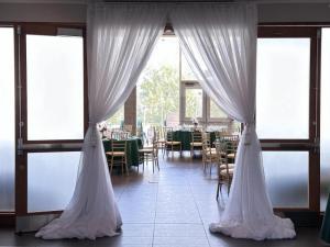 2024-Gillett-Wedding-at-Fort-Henry-Great-Hall-b