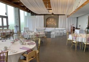 2022-Gilpin-Wedding-at-Fort-Henry-Great-Hall-b