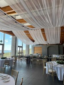 2021-Stewart-Wedding-at-Fort-Henry-Great-Hall-d 