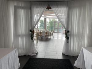 2023-Strong-Wedding-at-Great-Hall-Fort-Henry-d